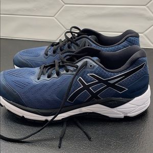 ASICS men’s gel foundation size 9. New